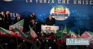 Napoli, Berlusconi: “Sono un napoletano nato a Milano”.
